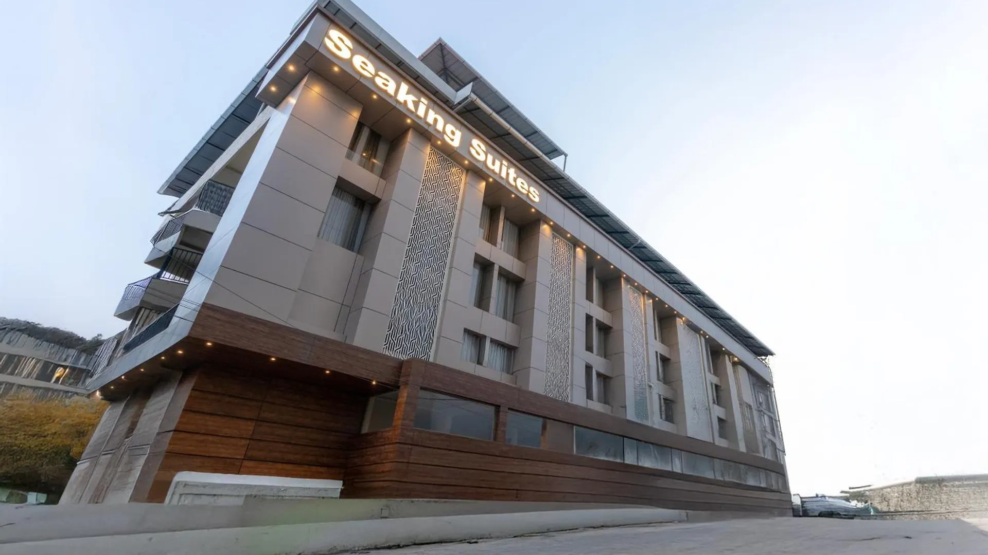 Seaking Suites Kochi Hotel