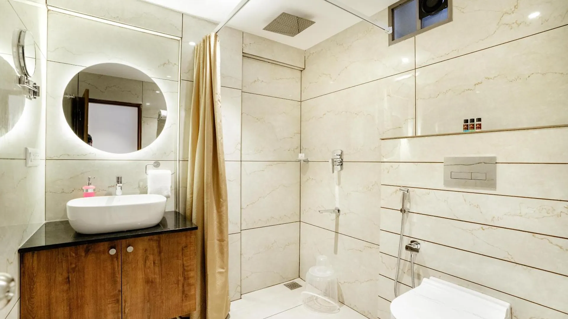 Seaking Suites Kochi Hotel
